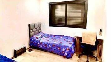 2 slaapkamers, een bureau, een strijkplank/strijkijzer, gratis wifi