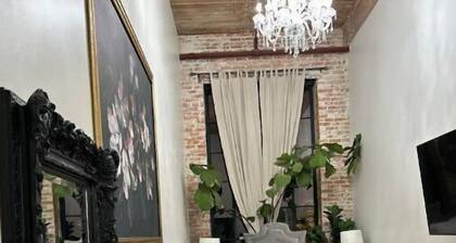 Eclectic Downtown Hampton Lofts walking distance from local eateries !