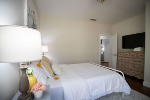 Room - Lakeside Retreat w/ Hot Tub & Private 2 story Dock (Gainesville)