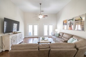 Living area - Lakeside Retreat w/ Hot Tub & Private 2 story Dock (Gainesville)