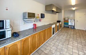 Frigorífico, placa de cocina, cafetera o tetera y utensilios de cocina