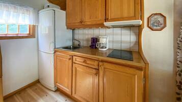 Fridge, stovetop, coffee/tea maker