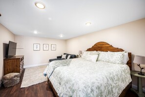 2 bedrooms, desk, travel cot, free WiFi - Country Cottage Apartment (Hayden)