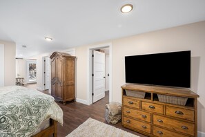 2 bedrooms, desk, travel crib, free WiFi - Country Cottage Apartment (Hayden)