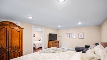 2 室のベッドルーム、デスク、旅行用ベビーベッド、WiFi (無料)