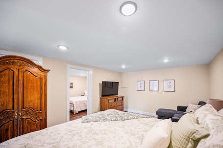 2 bedrooms, desk, travel crib, free WiFi. Country Cottage Apartment