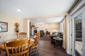 Smart TV, fireplace, DVD player, books - Country Cottage Apartment (Hayden)