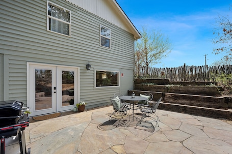 Outdoor dining. Country Cottage Apartment