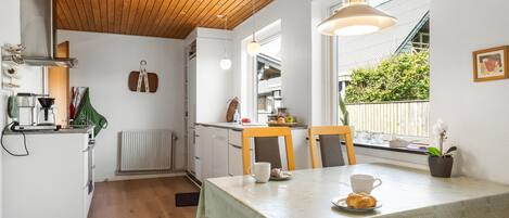 ثلاجة، موقد طهي مسطح، غسالة أطباق، ماكينة لصنع القهوة/الشاي