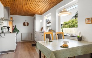 Réfrigérateur, four à micro-ondes, surface de cuisson, lave-vaisselle
