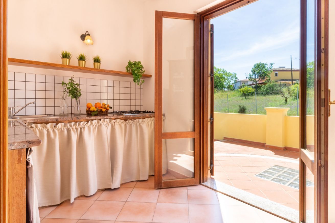 Fridge, oven, stovetop, cookware/dishes/utensils