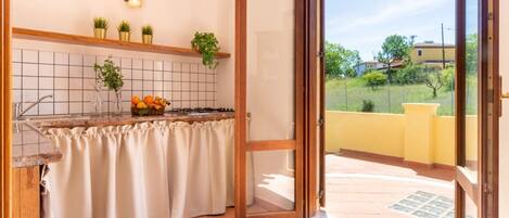 Kühlschrank, Ofen, Herdplatte, Kochgeschirr/Geschirr/Besteck