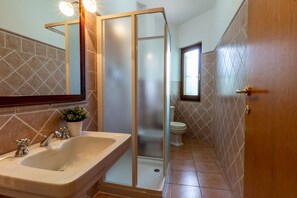 Een bad/douchecombinatie, een haardroger, een bidet