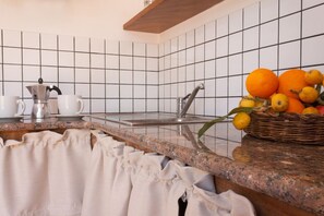 Réfrigérateur, un four, surface de cuisson, vaisselle et ustensiles