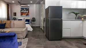 Un apartamento moderno con sala de estar, kitchenette y comedor.
