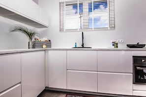Kühlschrank, Mikrowelle, Ofen, Herdplatte