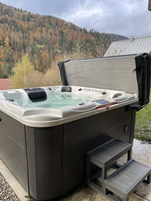 Outdoor spa tub - Le Chalet du Coeur (Mittlach)