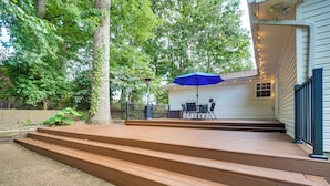 Outdoor dining - Backyard Family Oasis w/ Fire Pit + Deck, By Dwtn (Knoxville)