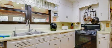 Fridge, microwave, stovetop, dishwasher