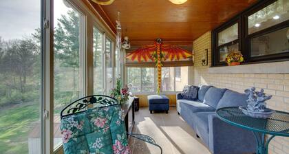 Charming Jefferson City Home: 2 Mi to Downtown!