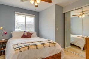 2 bedrooms, desk, internet, bed sheets - 12 Mi to Denver: Golden Vacation Rental! (Golden)