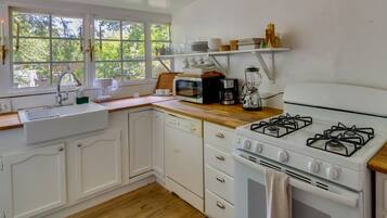 Fridge, microwave, stovetop, dishwasher