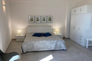 8 bedrooms, iron/ironing board, Internet, bed sheets