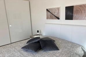8 bedrooms, desk, iron/ironing board, internet