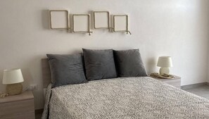 8 bedrooms, iron/ironing board, internet, bed sheets