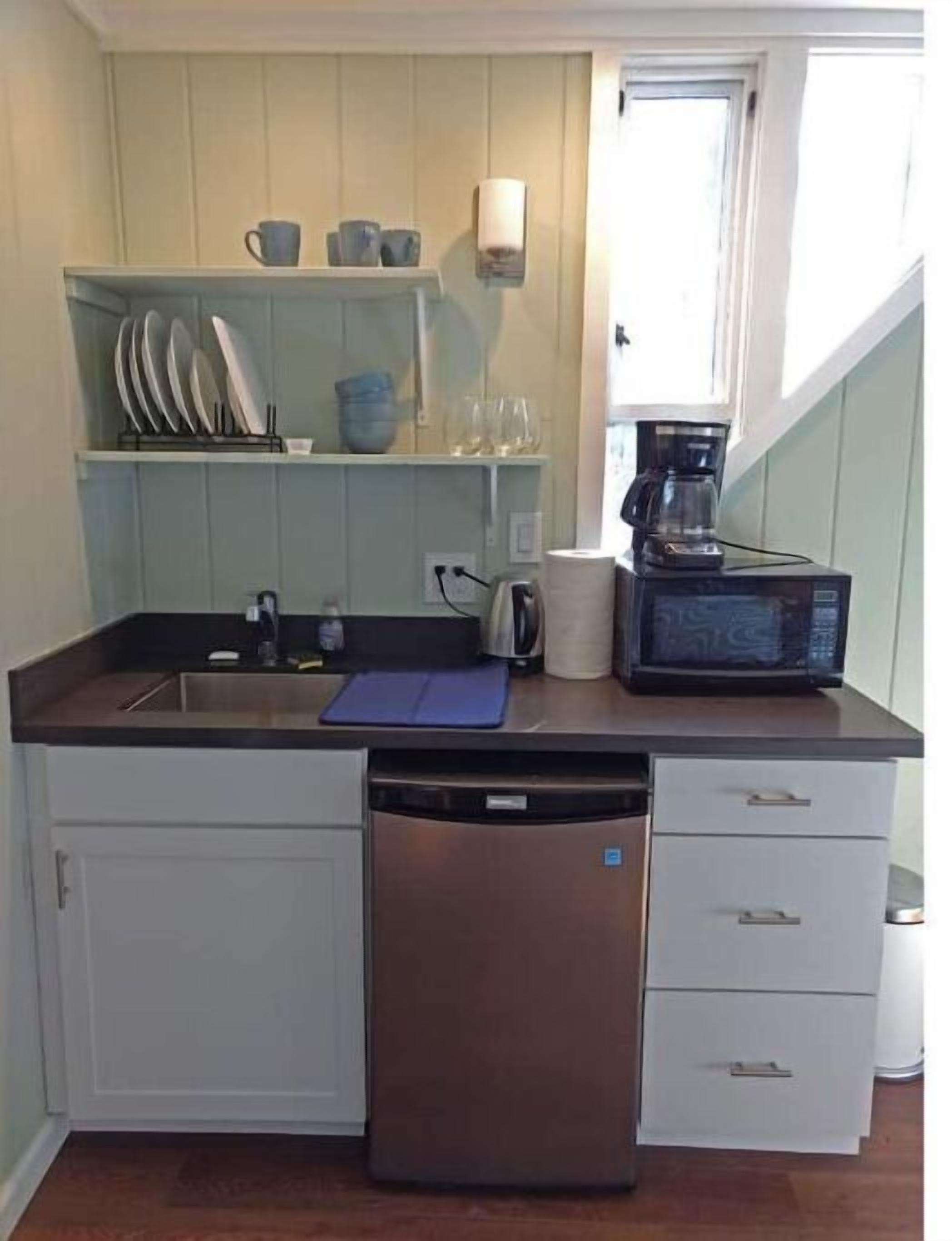 Haven in the trees, minutes from hiking trails