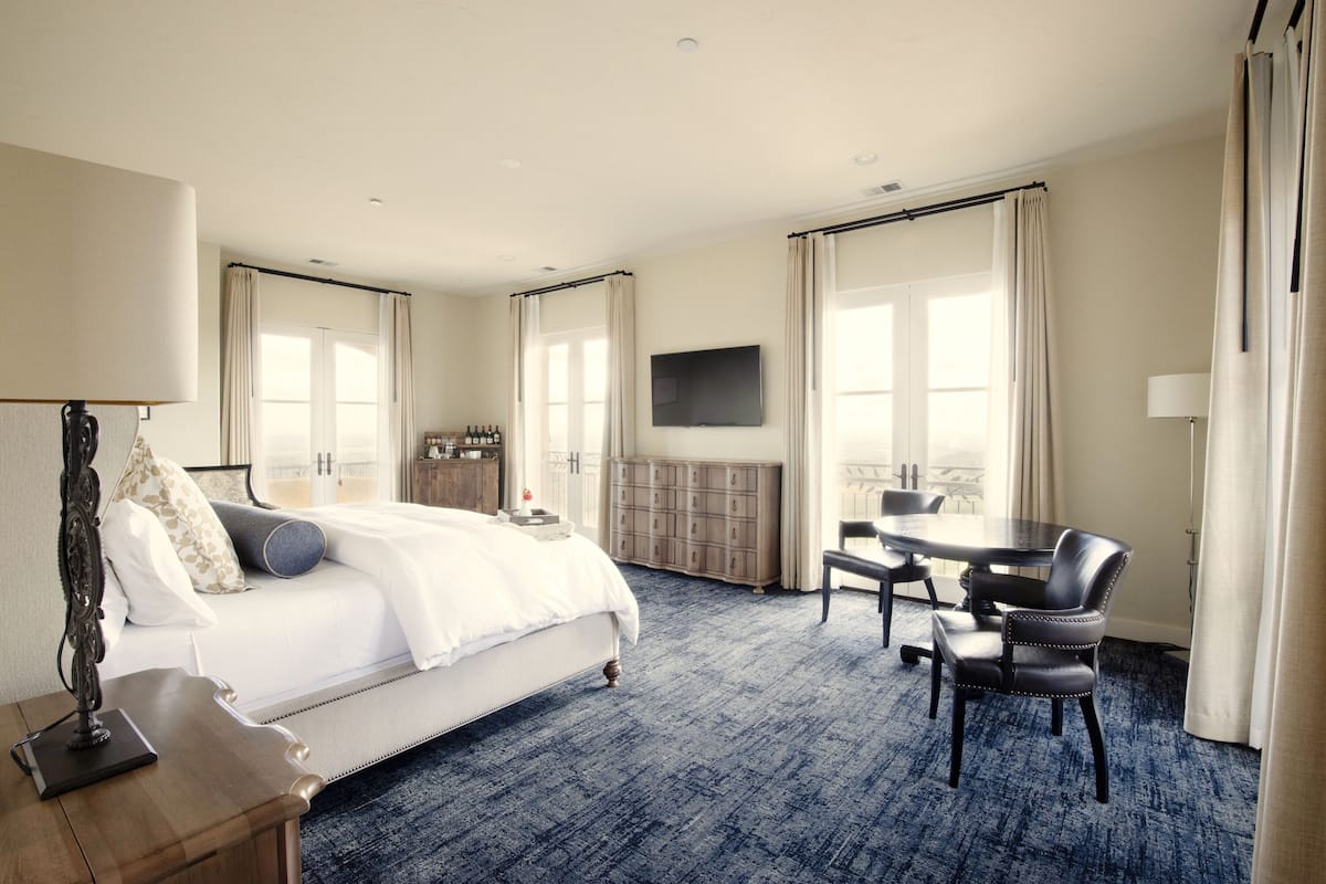 Deluxe Room, 1 King Bed, Valley View (Valley View Studio - 270 sq. ft.) | Iron/ironing board, free WiFi, bed sheets