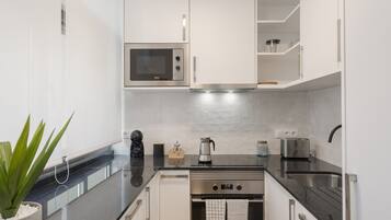 Microondas, horno, parrilla de estufa y lavavajillas