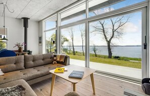 Una Smart TV, una chimenea