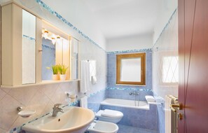 Bathtub - Pet friendly home in Pizzo Calabro with kitchen (Pizzo Calabro)