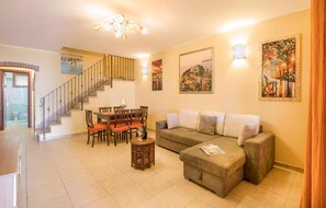 TV - Pet friendly home in Pizzo Calabro with kitchen (Pizzo Calabro)