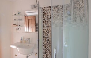 Shower - Lovely apartment in Cogorno with WiFi (Cogorno)