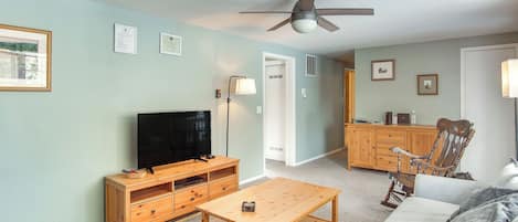 單棟房屋 (3 Bedrooms) | 客廳 | 電視、DVD 播放機、書籍