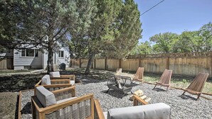 A backyard with outdoor seating, a fire pit, and a wooden fence. - 1 Mi to Hot Springs! Central Thermopolis Home (Thermopolis)