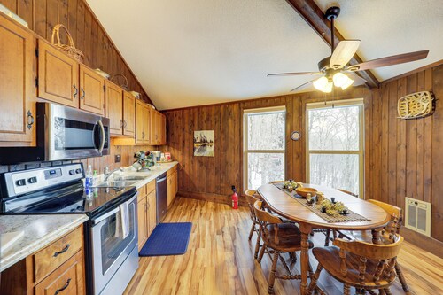 Beech Mountain Cabin w/ Deck: Half-mi to Skiing