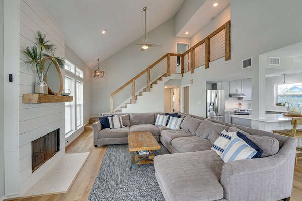 House (4 Bedrooms) | Living area | TV, books - Canal Access & Decks: Bayfront Jamaica Beach House (Galveston)