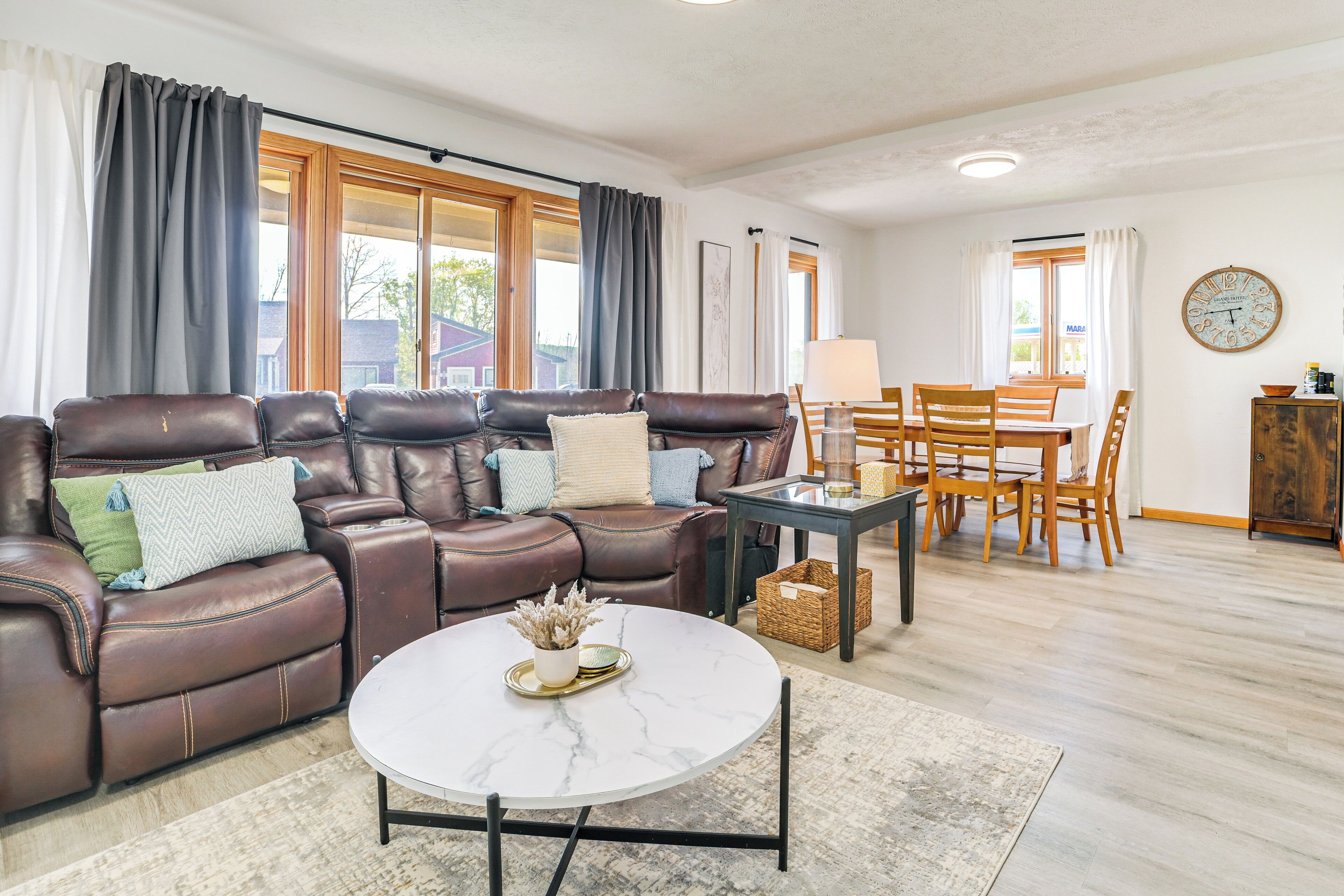 บ้านพัก (5 Bedrooms) | บริเวณนั่งเล่น | ทีวี