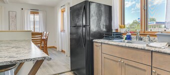 Cedar Home w/ Fire Pit & Grill ~ 3 Mi to Lakes