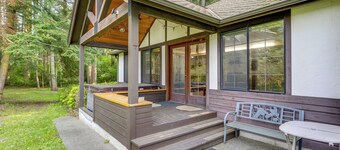 Hot Tub & Deck! Camano Island Family House