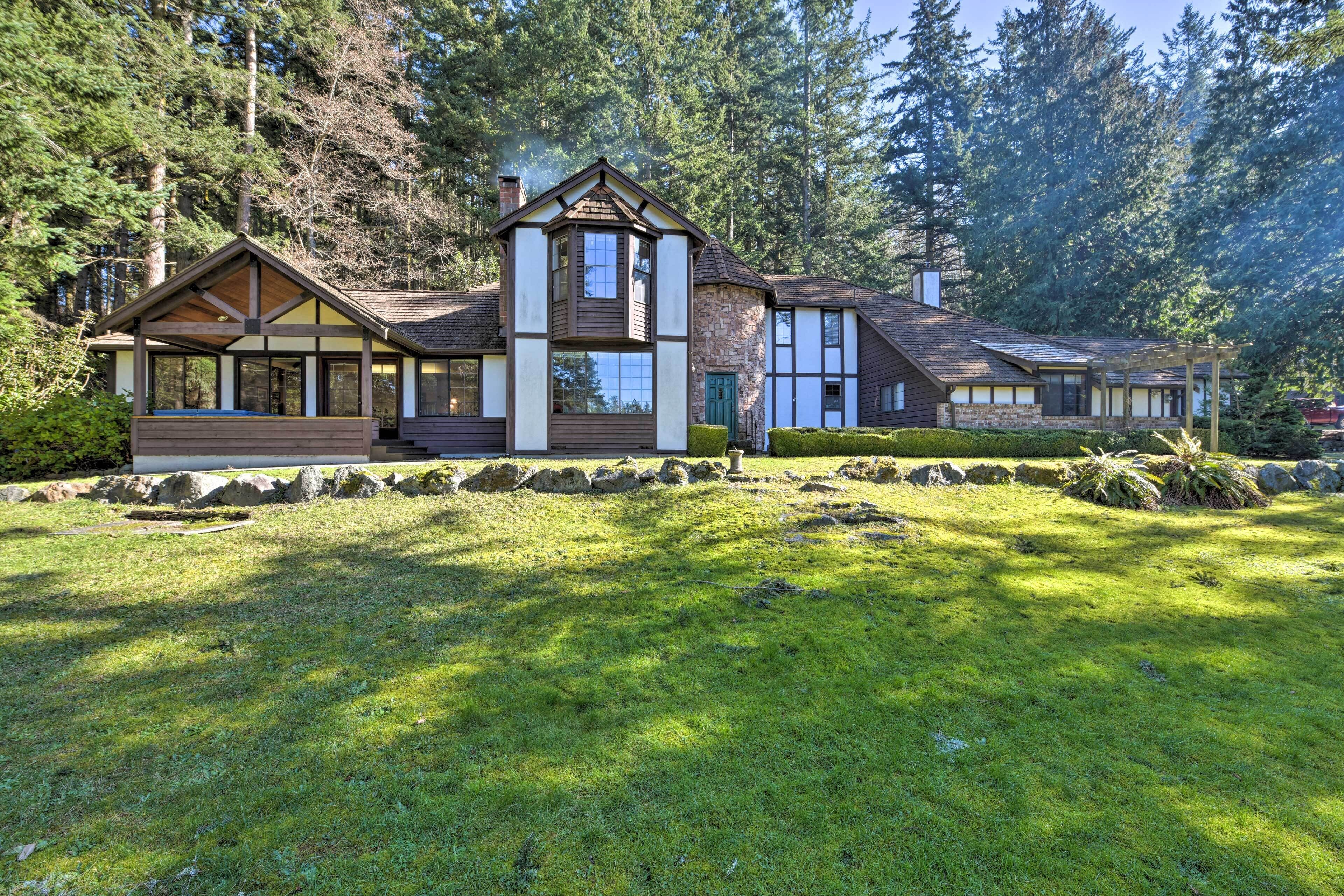 Camano Island Family House w/ Hot Tub & Deck!