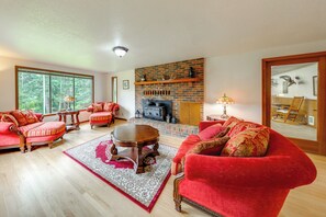 Interior - Camano Island Family House w/ Hot Tub & Deck! (Camano Island)