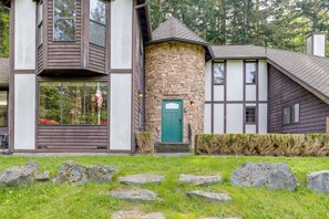 Interior - Camano Island Family House w/ Hot Tub & Deck! (Camano Island)
