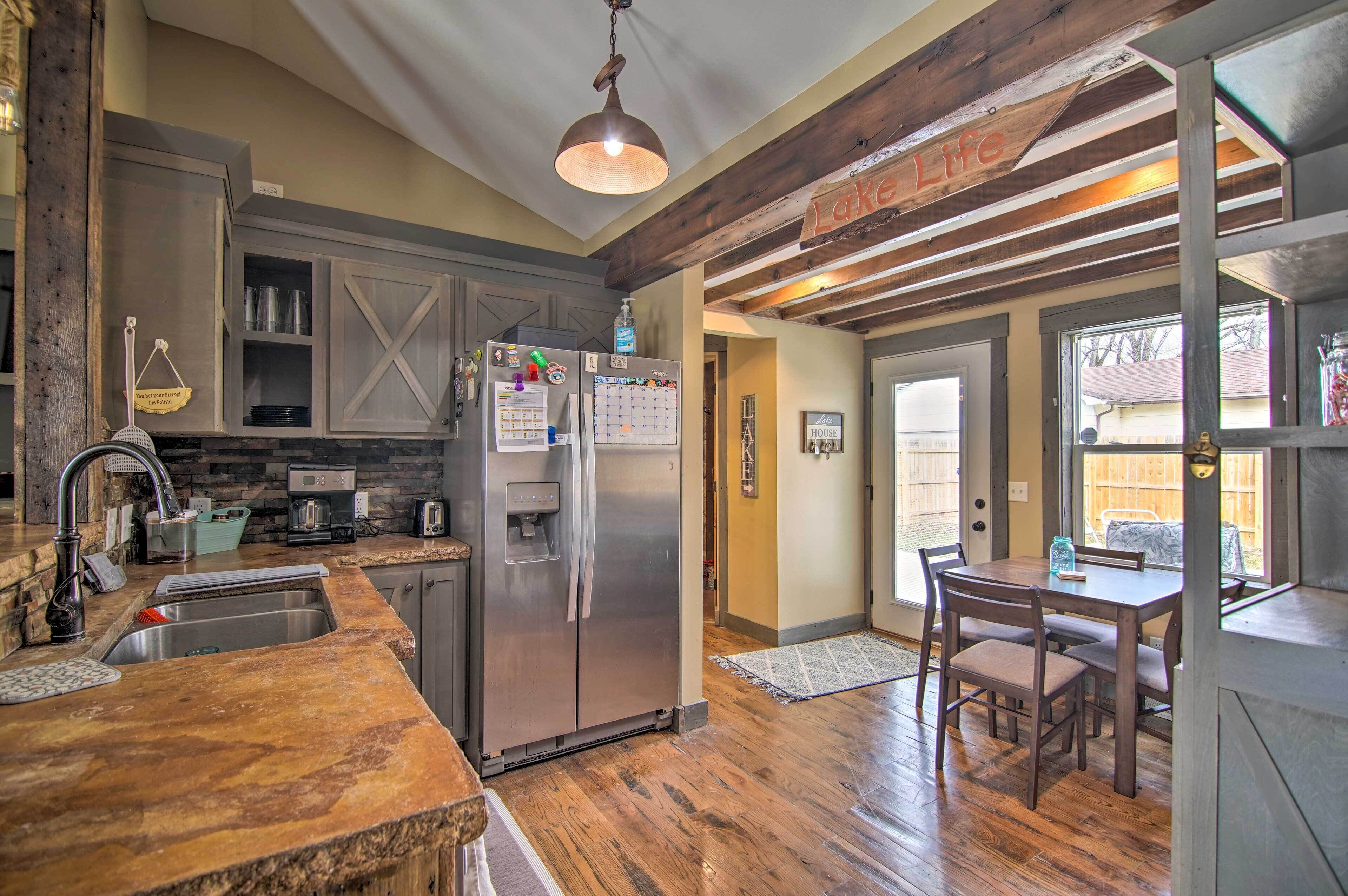 Charming Retreat - Walk to Lake Koshkonong!