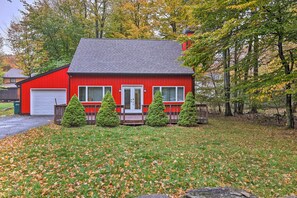 Cottage (2 Bedrooms) | Interior - 15 Mi to Skiing: Charming Tobyhanna Cottage! (Tobyhanna)