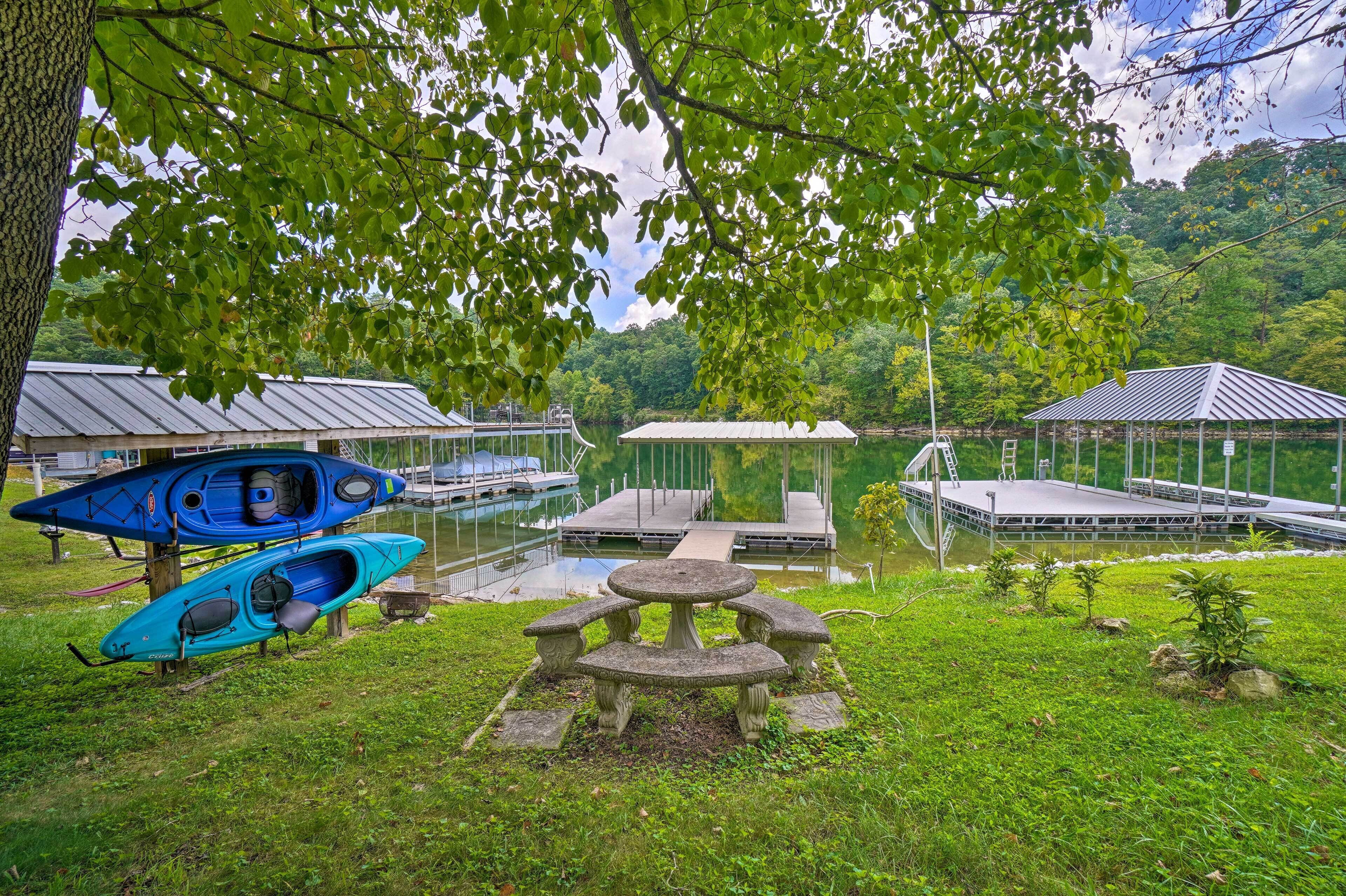 Un cadre idyllique au bord du lac, avec des kayaks, une table de pique-nique et un quai.