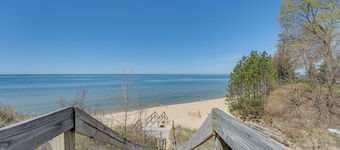 4-season Gold Coast Cottage, 2 Mi to Winter Sports